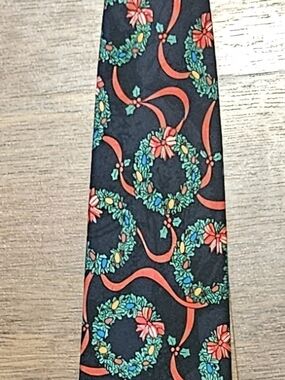 VINTAGE SURREY mens Christmas TIE 100% Polyester SIZE 56x3.75 MULTICOLOR T4